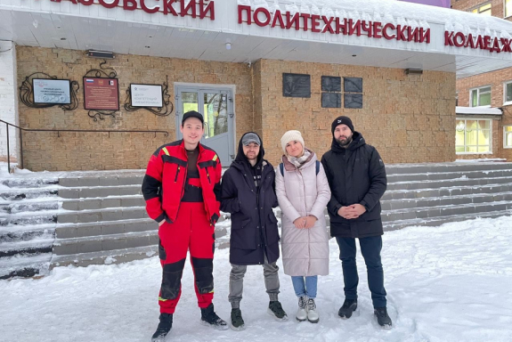 Название (не у каждого фото будет)