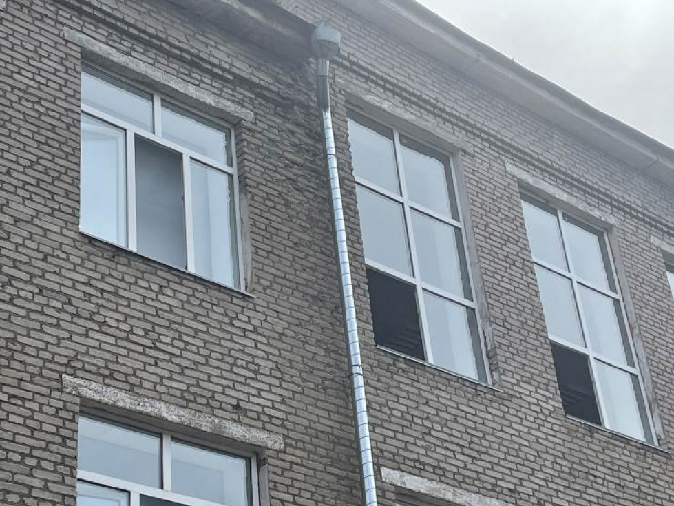 Следы систематического увлажнения кирпичной кладки